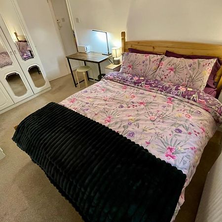 Vernon Place Town Centre, Vernon Cottage 3-Bed With Parking, 1A Vernon Court 2-Bed With Parking, 1B Studio No Parking, Off The High Street Next To Sandford Park كيلتنهام المظهر الخارجي الصورة