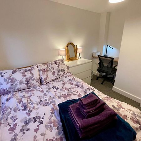 Vernon Place Town Centre, Vernon Cottage 3-Bed With Parking, 1A Vernon Court 2-Bed With Parking, 1B Studio No Parking, Off The High Street Next To Sandford Park كيلتنهام المظهر الخارجي الصورة