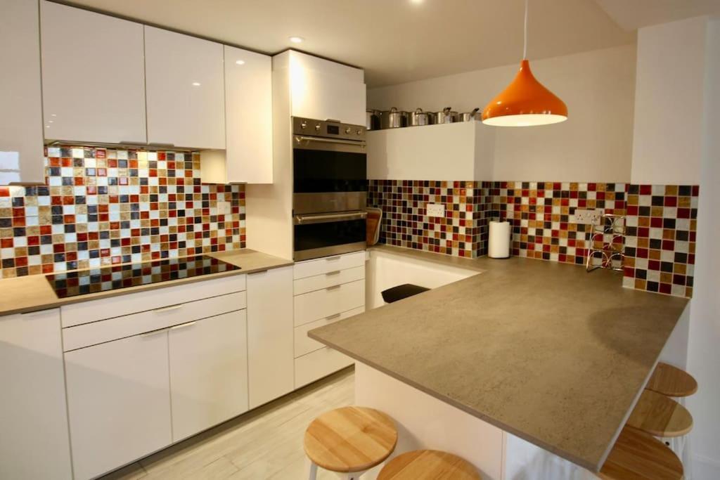 Vernon Place Town Centre, Vernon Cottage 3-Bed With Parking, 1A Vernon Court 2-Bed With Parking, 1B Studio No Parking, Off The High Street Next To Sandford Park كيلتنهام المظهر الخارجي الصورة