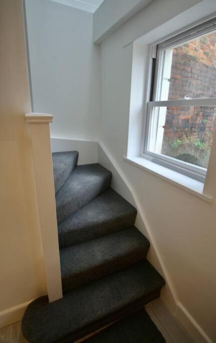 Vernon Place Town Centre, Vernon Cottage 3-Bed With Parking, 1A Vernon Court 2-Bed With Parking, 1B Studio No Parking, Off The High Street Next To Sandford Park كيلتنهام المظهر الخارجي الصورة