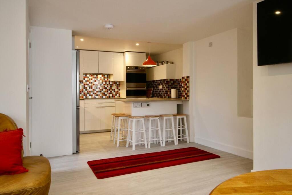 Vernon Place Town Centre, Vernon Cottage 3-Bed With Parking, 1A Vernon Court 2-Bed With Parking, 1B Studio No Parking, Off The High Street Next To Sandford Park كيلتنهام المظهر الخارجي الصورة