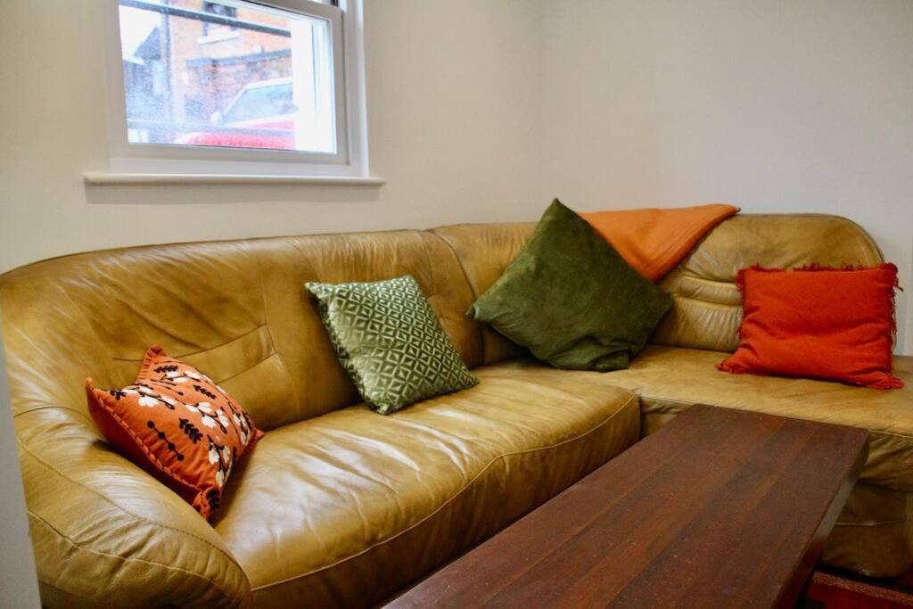 Vernon Place Town Centre, Vernon Cottage 3-Bed With Parking, 1A Vernon Court 2-Bed With Parking, 1B Studio No Parking, Off The High Street Next To Sandford Park كيلتنهام المظهر الخارجي الصورة