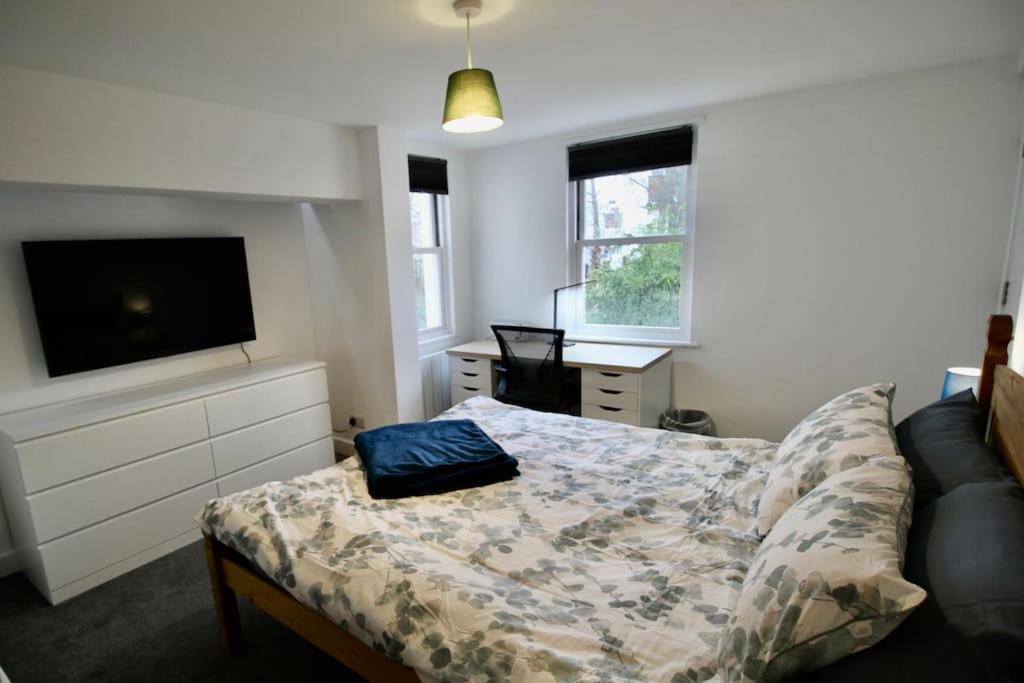 Vernon Place Town Centre, Vernon Cottage 3-Bed With Parking, 1A Vernon Court 2-Bed With Parking, 1B Studio No Parking, Off The High Street Next To Sandford Park كيلتنهام المظهر الخارجي الصورة