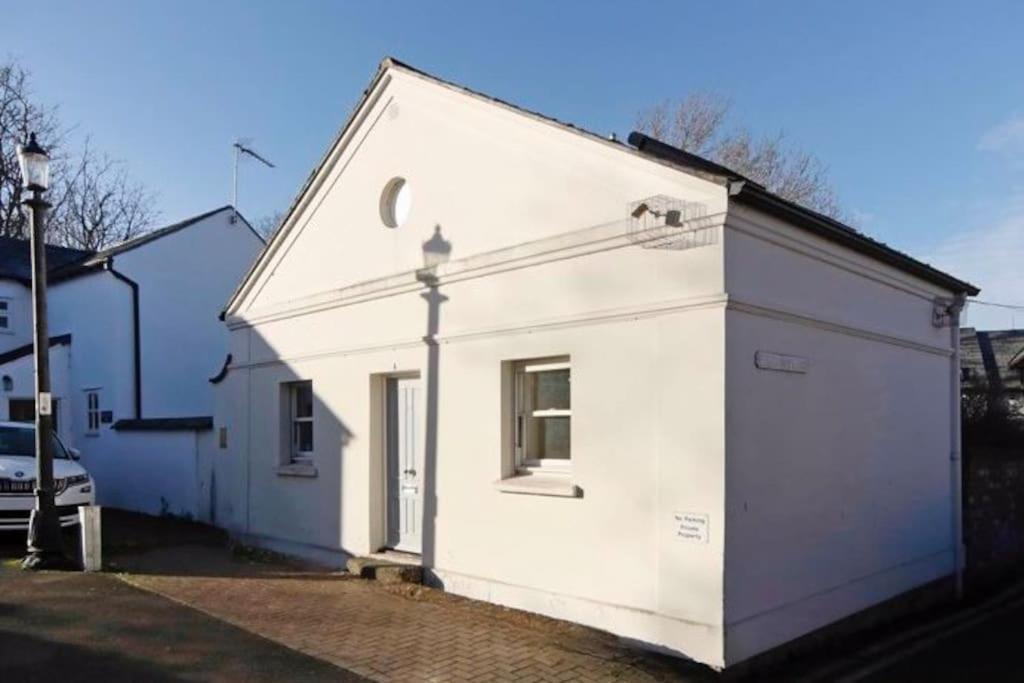 Vernon Place Town Centre, Vernon Cottage 3-Bed With Parking, 1A Vernon Court 2-Bed With Parking, 1B Studio No Parking, Off The High Street Next To Sandford Park كيلتنهام المظهر الخارجي الصورة