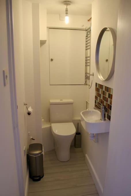 Vernon Place Town Centre, Vernon Cottage 3-Bed With Parking, 1A Vernon Court 2-Bed With Parking, 1B Studio No Parking, Off The High Street Next To Sandford Park كيلتنهام المظهر الخارجي الصورة