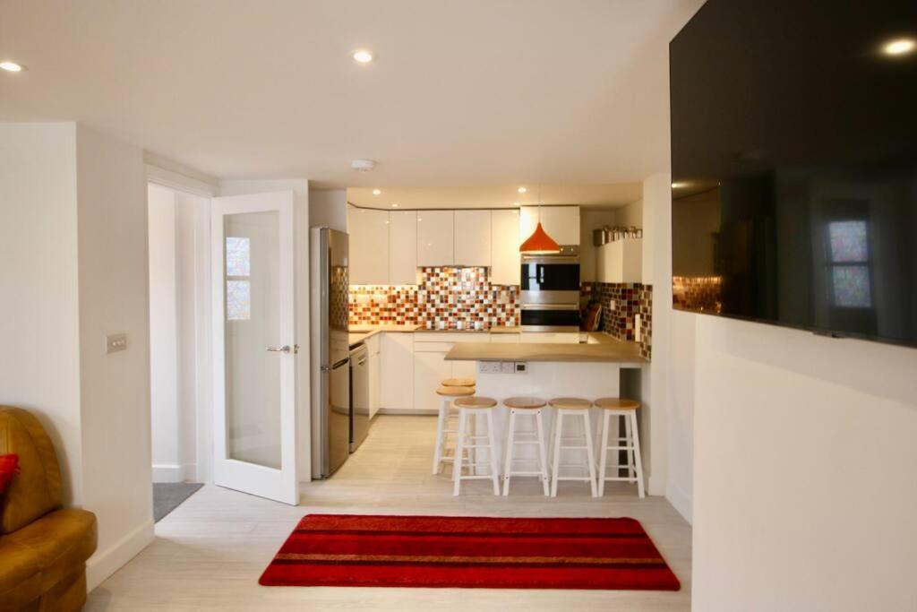 Vernon Place Town Centre, Vernon Cottage 3-Bed With Parking, 1A Vernon Court 2-Bed With Parking, 1B Studio No Parking, Off The High Street Next To Sandford Park كيلتنهام المظهر الخارجي الصورة