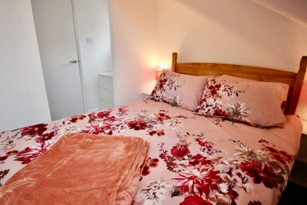 Vernon Place Town Centre, Vernon Cottage 3-Bed With Parking, 1A Vernon Court 2-Bed With Parking, 1B Studio No Parking, Off The High Street Next To Sandford Park كيلتنهام المظهر الخارجي الصورة