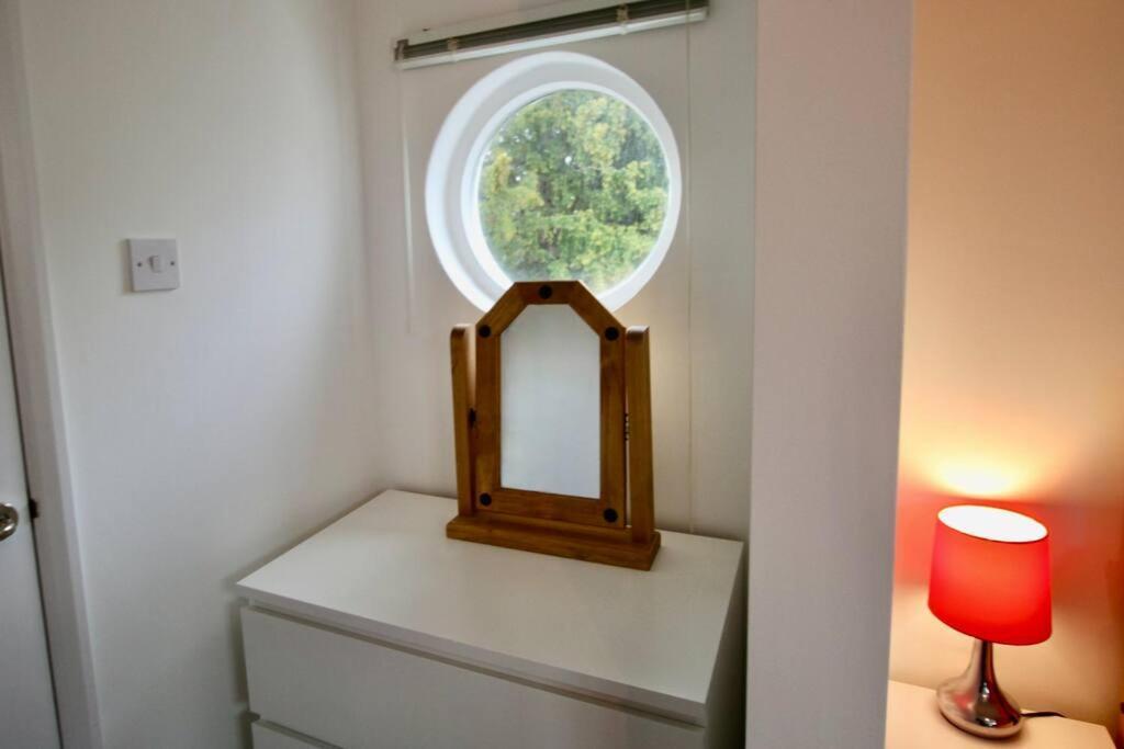 Vernon Place Town Centre, Vernon Cottage 3-Bed With Parking, 1A Vernon Court 2-Bed With Parking, 1B Studio No Parking, Off The High Street Next To Sandford Park كيلتنهام المظهر الخارجي الصورة