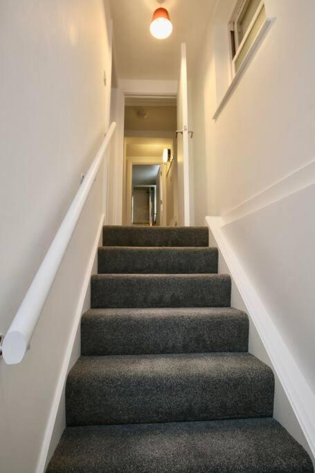 Vernon Place Town Centre, Vernon Cottage 3-Bed With Parking, 1A Vernon Court 2-Bed With Parking, 1B Studio No Parking, Off The High Street Next To Sandford Park كيلتنهام المظهر الخارجي الصورة