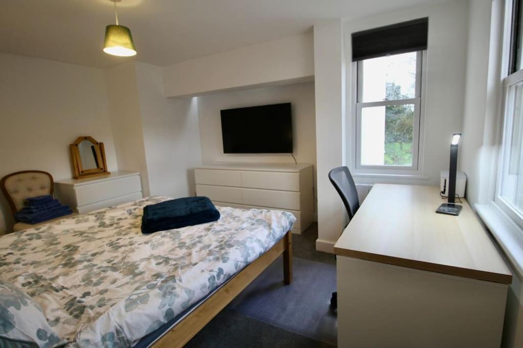 Vernon Place Town Centre, Vernon Cottage 3-Bed With Parking, 1A Vernon Court 2-Bed With Parking, 1B Studio No Parking, Off The High Street Next To Sandford Park كيلتنهام المظهر الخارجي الصورة