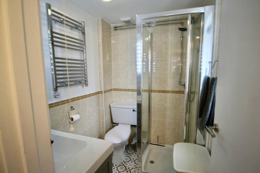 Vernon Place Town Centre, Vernon Cottage 3-Bed With Parking, 1A Vernon Court 2-Bed With Parking, 1B Studio No Parking, Off The High Street Next To Sandford Park كيلتنهام المظهر الخارجي الصورة