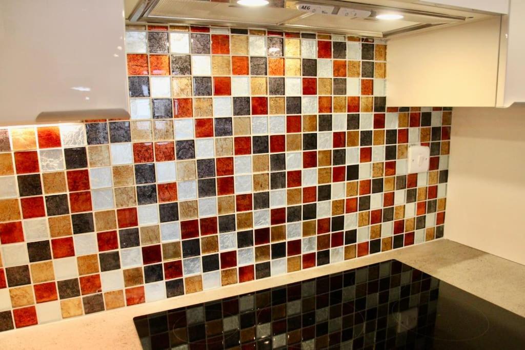 Vernon Place Town Centre, Vernon Cottage 3-Bed With Parking, 1A Vernon Court 2-Bed With Parking, 1B Studio No Parking, Off The High Street Next To Sandford Park كيلتنهام المظهر الخارجي الصورة