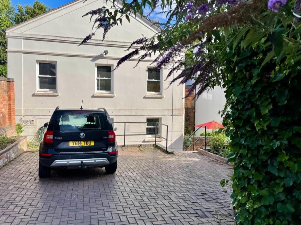 Vernon Place Town Centre, Vernon Cottage 3-Bed With Parking, 1A Vernon Court 2-Bed With Parking, 1B Studio No Parking, Off The High Street Next To Sandford Park كيلتنهام المظهر الخارجي الصورة