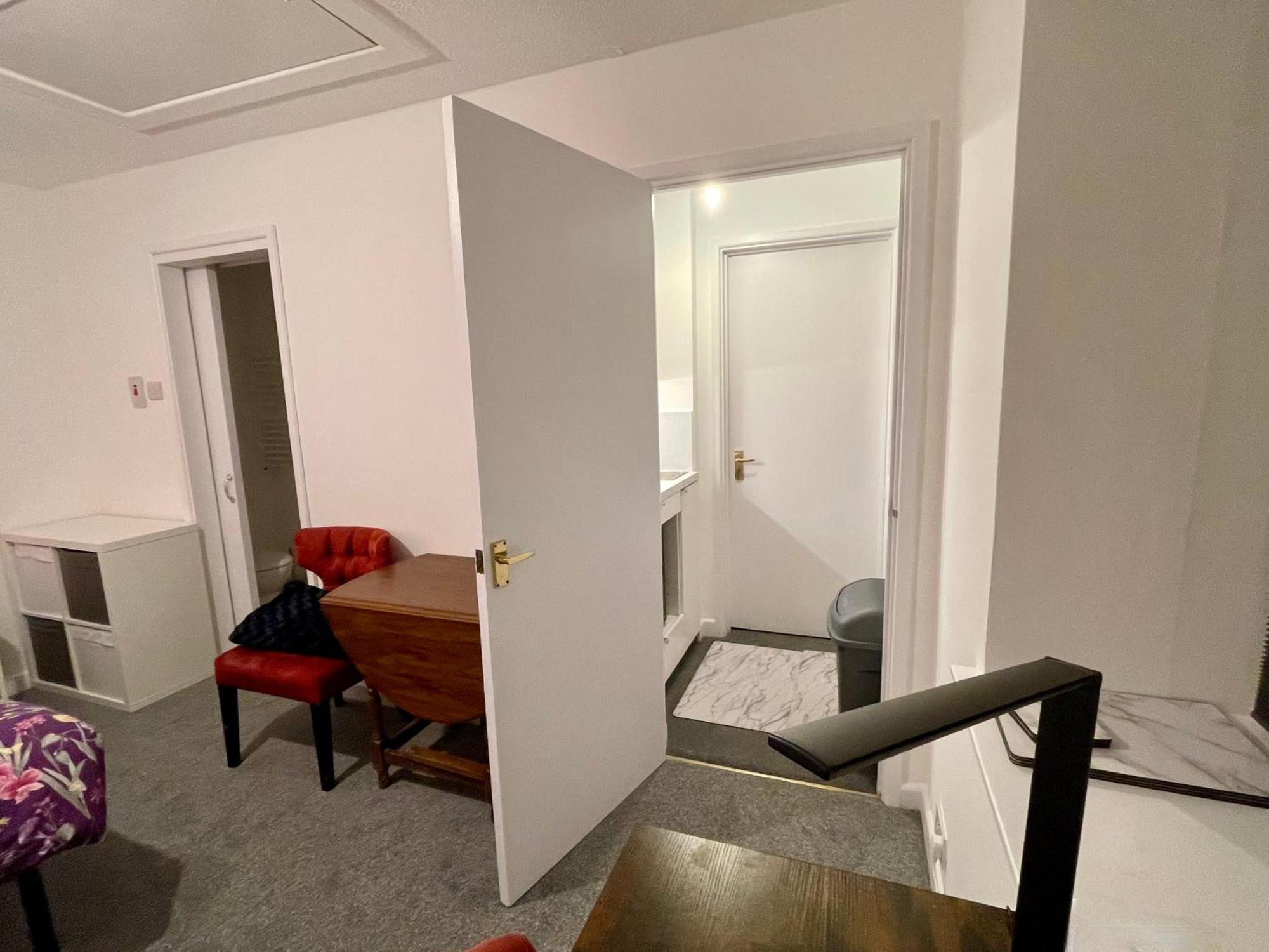 Vernon Place Town Centre, Vernon Cottage 3-Bed With Parking, 1A Vernon Court 2-Bed With Parking, 1B Studio No Parking, Off The High Street Next To Sandford Park كيلتنهام المظهر الخارجي الصورة