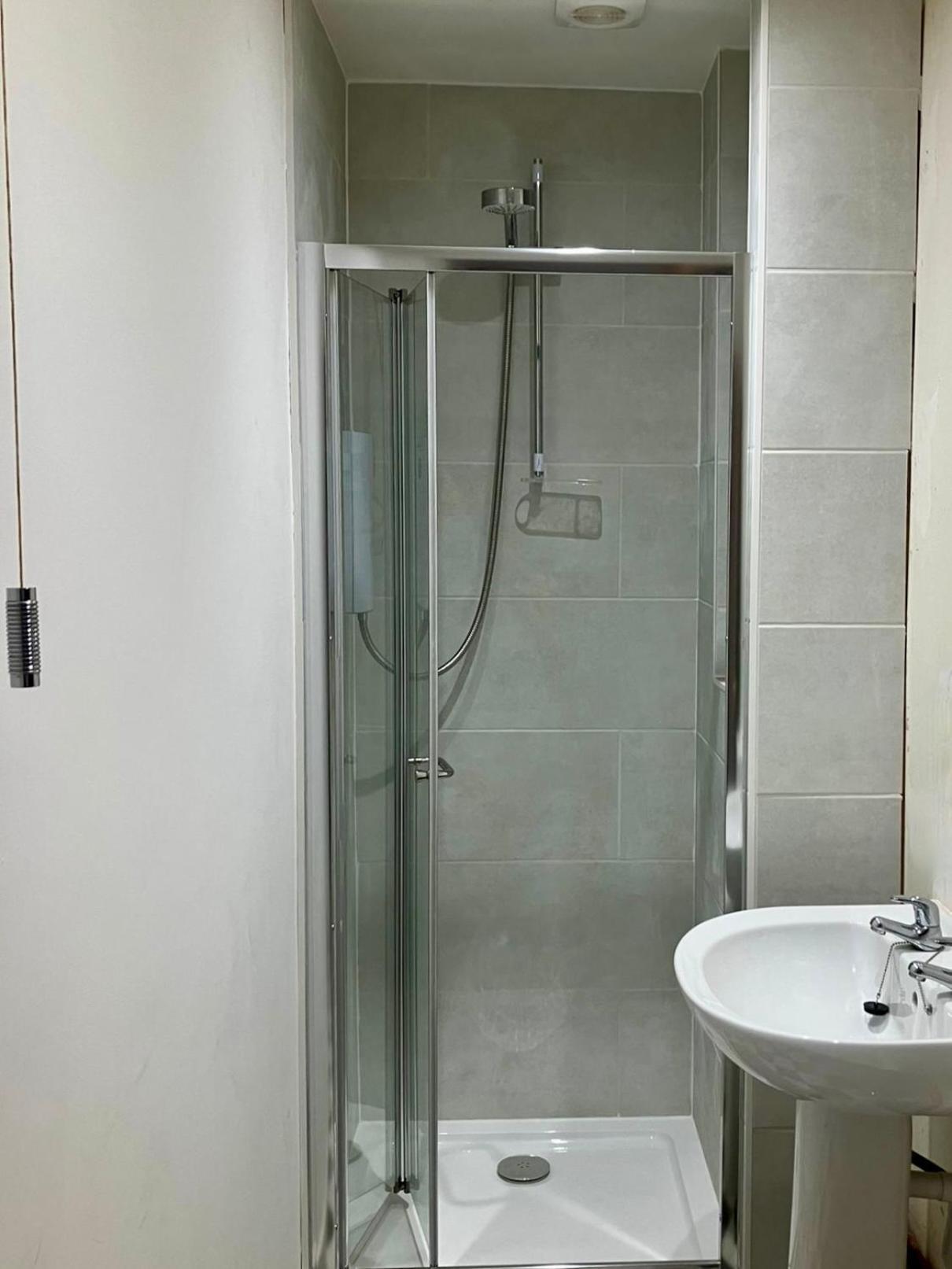 Vernon Place Town Centre, Vernon Cottage 3-Bed With Parking, 1A Vernon Court 2-Bed With Parking, 1B Studio No Parking, Off The High Street Next To Sandford Park كيلتنهام المظهر الخارجي الصورة