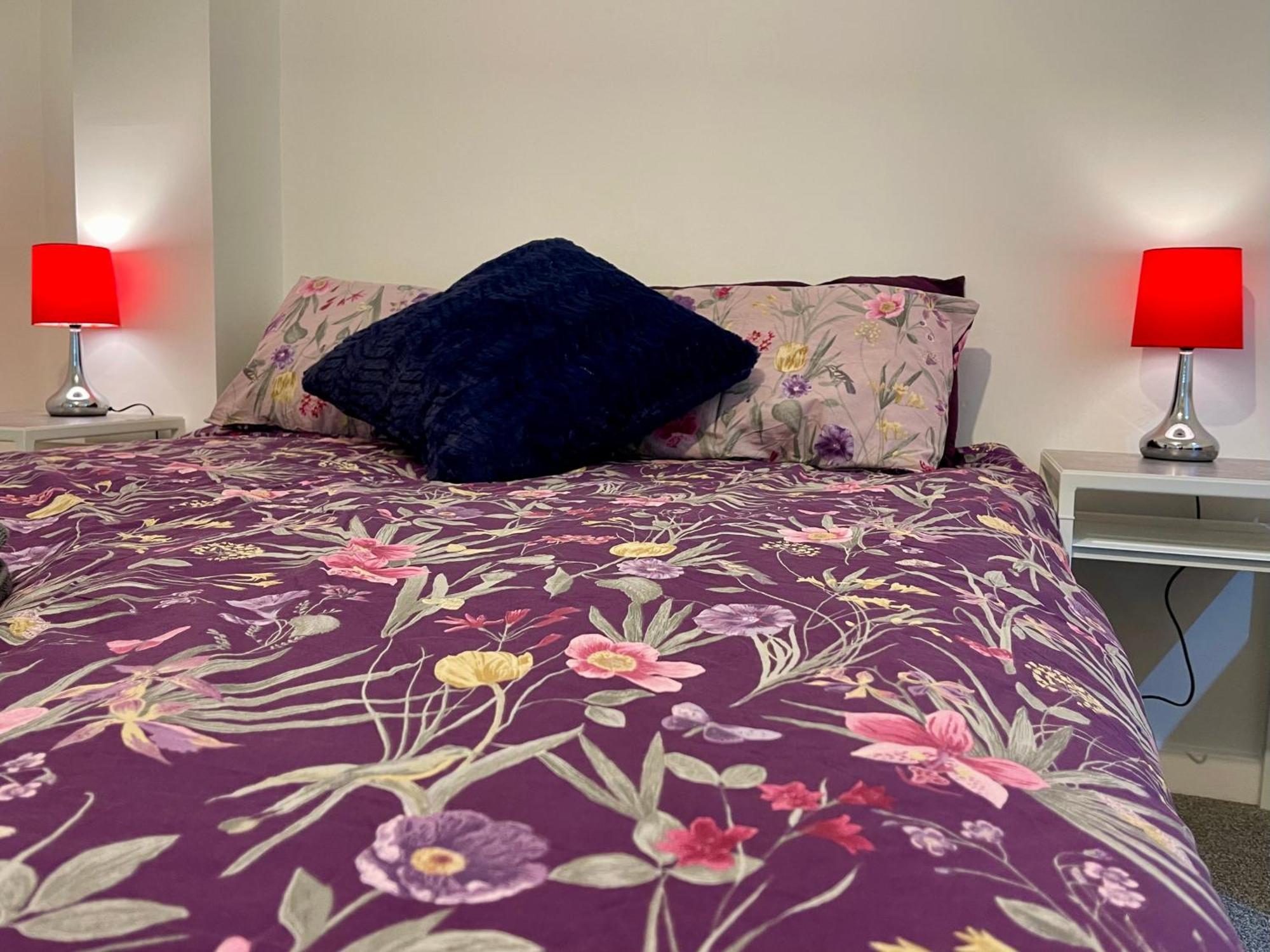 Vernon Place Town Centre, Vernon Cottage 3-Bed With Parking, 1A Vernon Court 2-Bed With Parking, 1B Studio No Parking, Off The High Street Next To Sandford Park كيلتنهام المظهر الخارجي الصورة