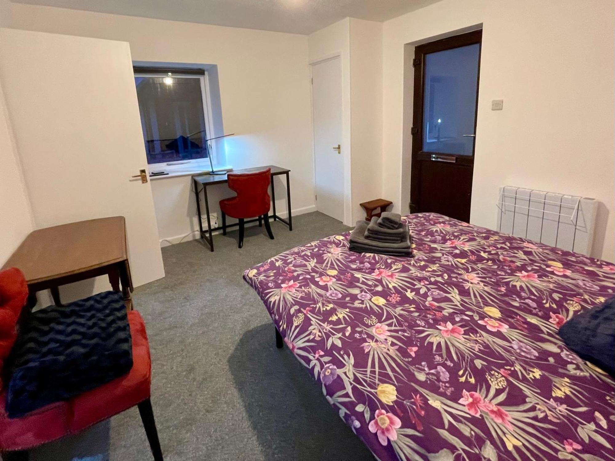 Vernon Place Town Centre, Vernon Cottage 3-Bed With Parking, 1A Vernon Court 2-Bed With Parking, 1B Studio No Parking, Off The High Street Next To Sandford Park كيلتنهام المظهر الخارجي الصورة