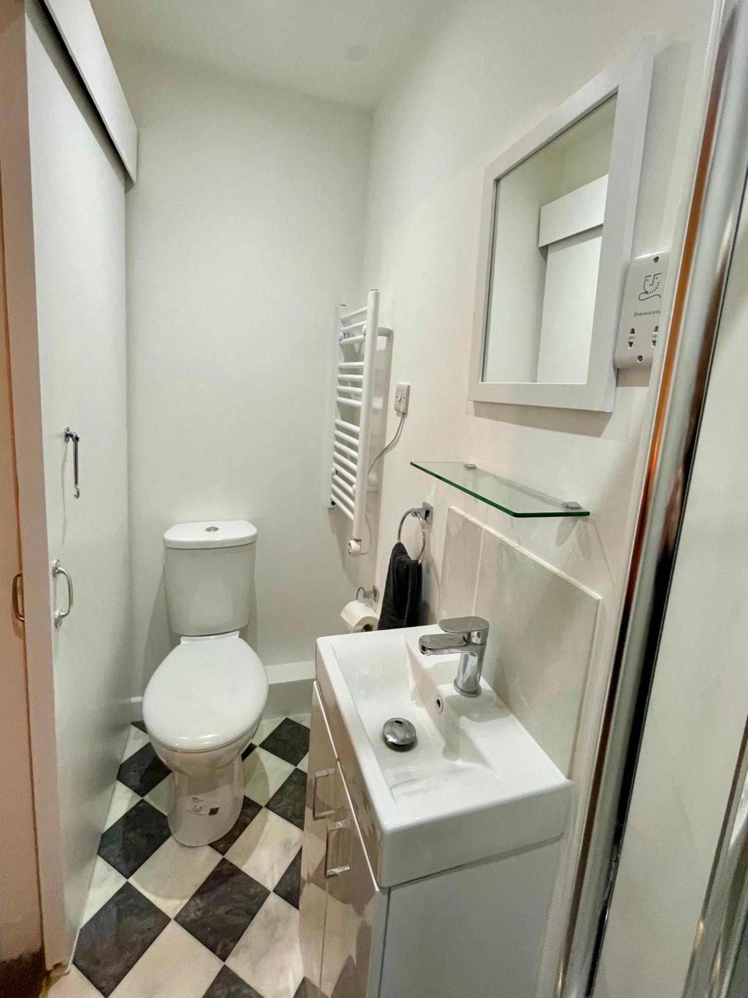 Vernon Place Town Centre, Vernon Cottage 3-Bed With Parking, 1A Vernon Court 2-Bed With Parking, 1B Studio No Parking, Off The High Street Next To Sandford Park كيلتنهام المظهر الخارجي الصورة