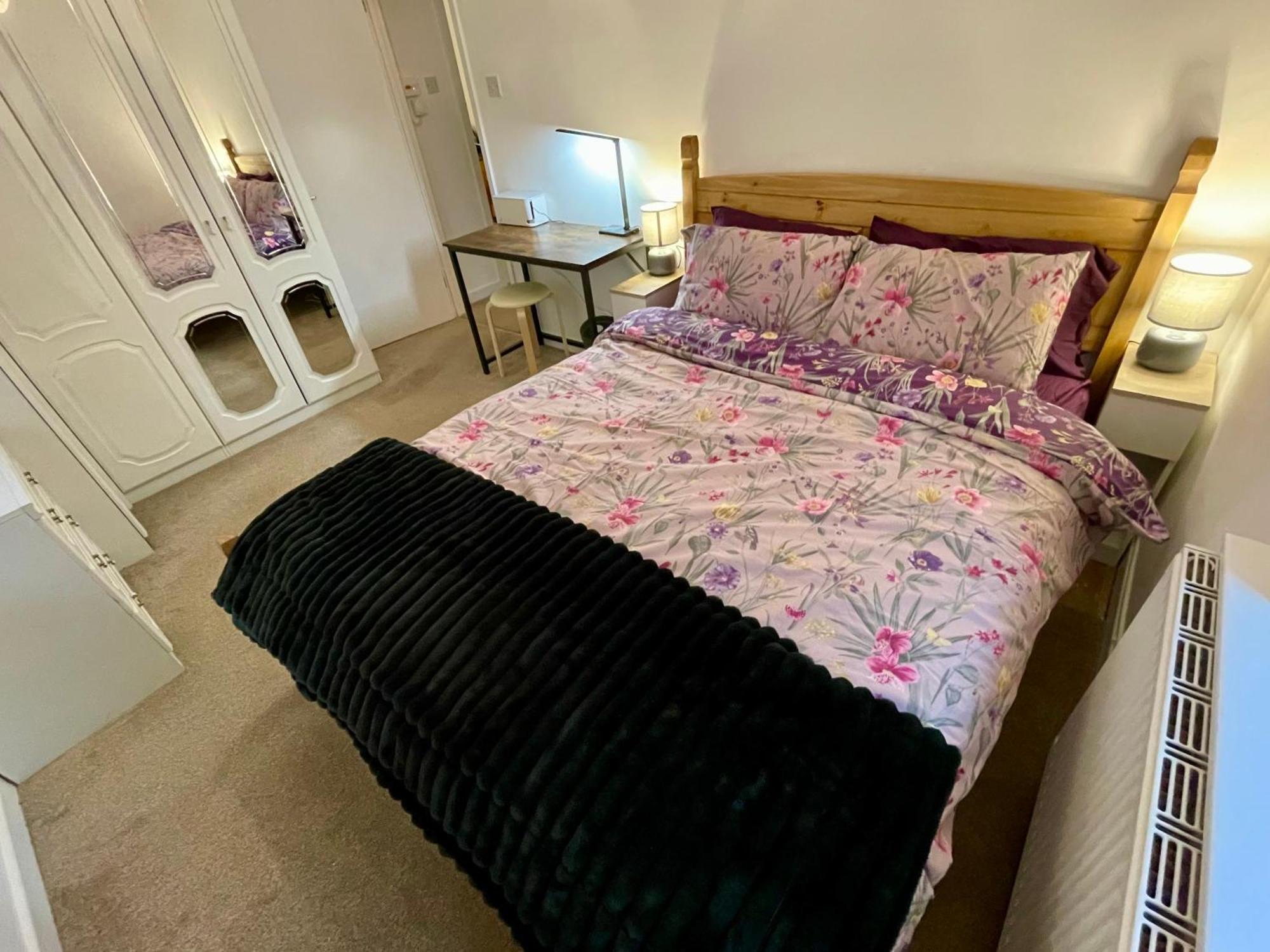 Vernon Place Town Centre, Vernon Cottage 3-Bed With Parking, 1A Vernon Court 2-Bed With Parking, 1B Studio No Parking, Off The High Street Next To Sandford Park كيلتنهام المظهر الخارجي الصورة