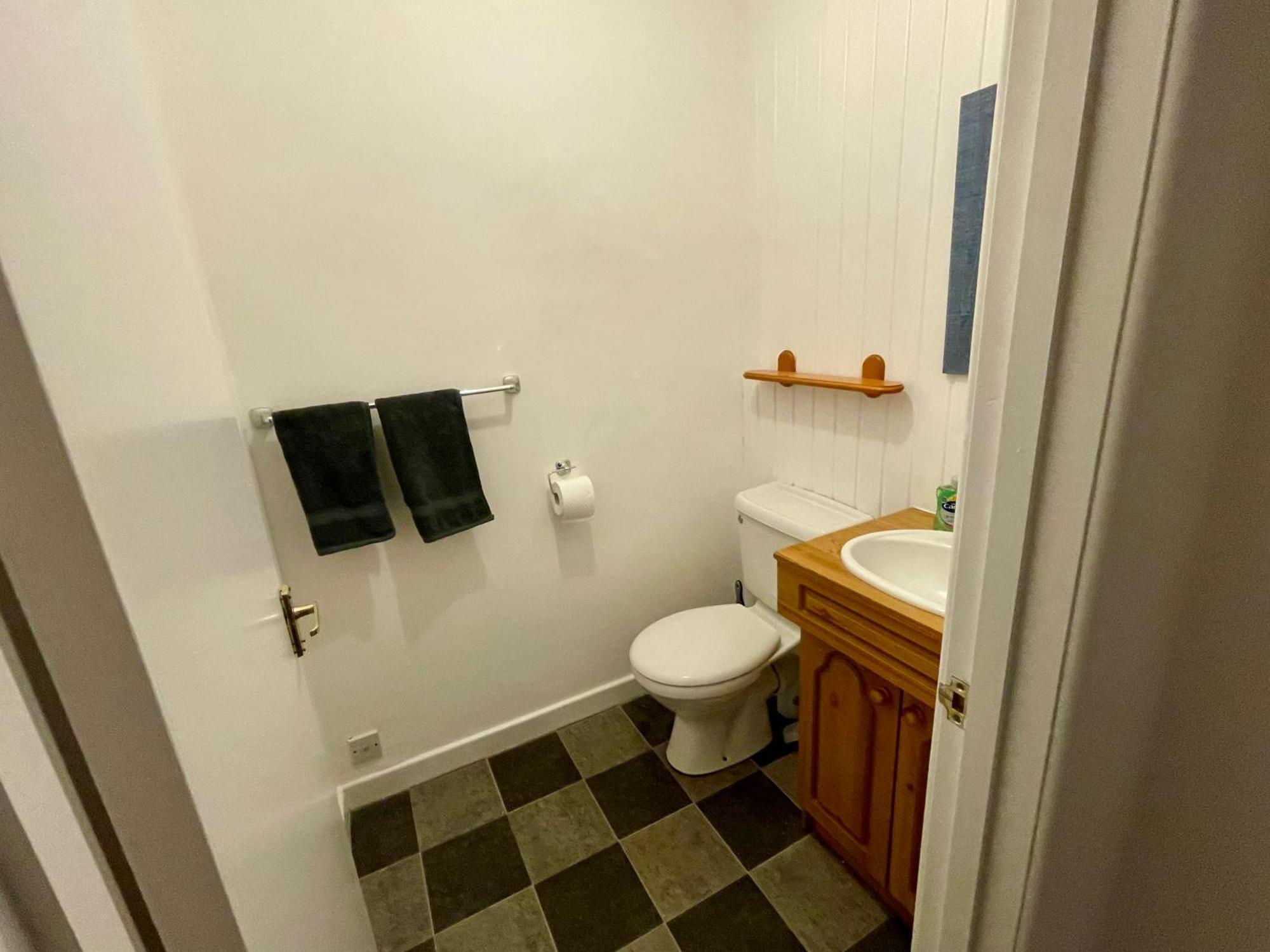 Vernon Place Town Centre, Vernon Cottage 3-Bed With Parking, 1A Vernon Court 2-Bed With Parking, 1B Studio No Parking, Off The High Street Next To Sandford Park كيلتنهام المظهر الخارجي الصورة