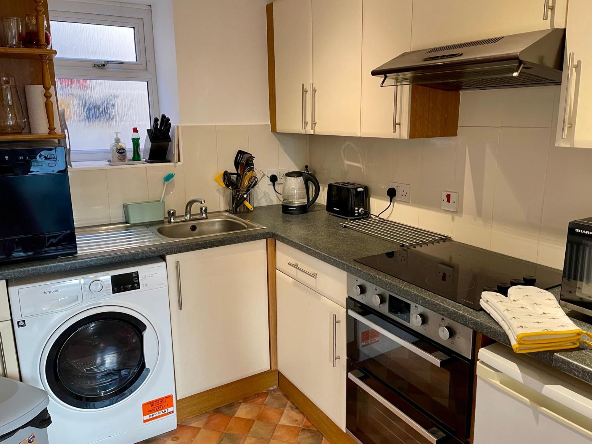 Vernon Place Town Centre, Vernon Cottage 3-Bed With Parking, 1A Vernon Court 2-Bed With Parking, 1B Studio No Parking, Off The High Street Next To Sandford Park كيلتنهام المظهر الخارجي الصورة