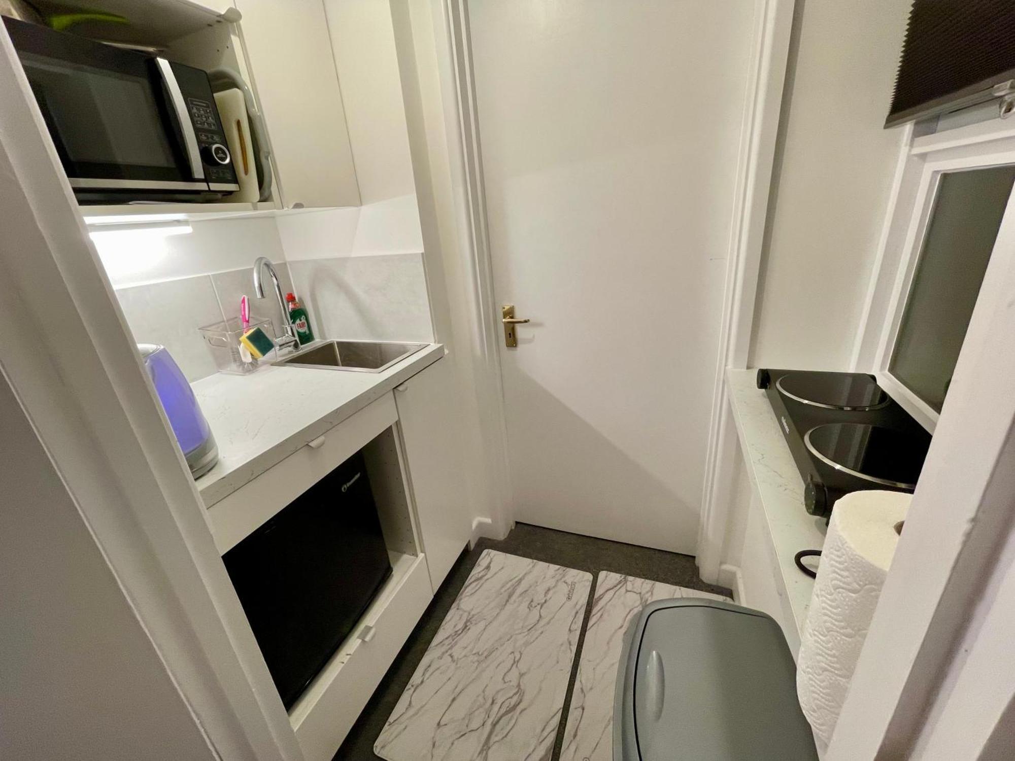 Vernon Place Town Centre, Vernon Cottage 3-Bed With Parking, 1A Vernon Court 2-Bed With Parking, 1B Studio No Parking, Off The High Street Next To Sandford Park كيلتنهام المظهر الخارجي الصورة