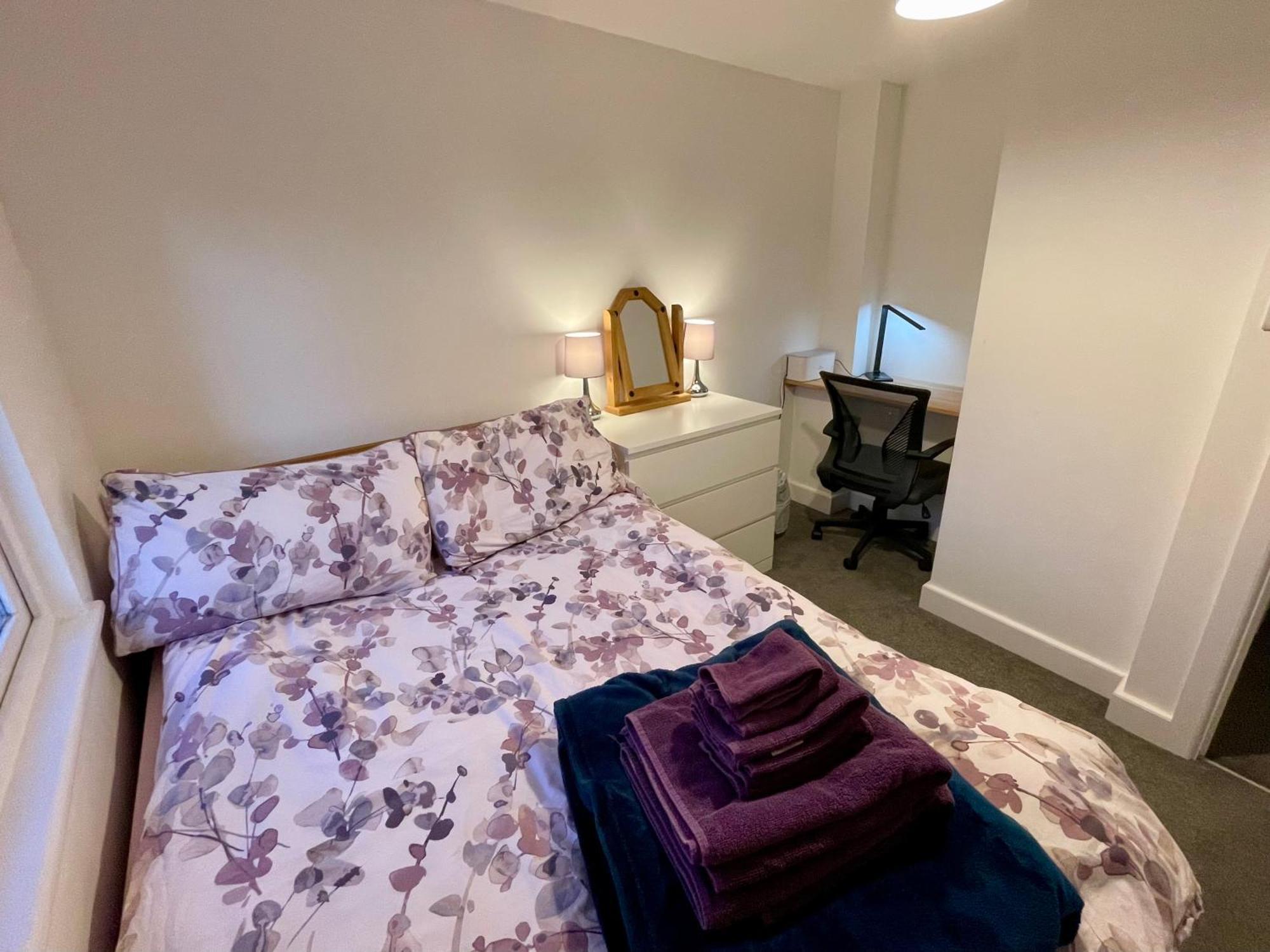Vernon Place Town Centre, Vernon Cottage 3-Bed With Parking, 1A Vernon Court 2-Bed With Parking, 1B Studio No Parking, Off The High Street Next To Sandford Park كيلتنهام المظهر الخارجي الصورة