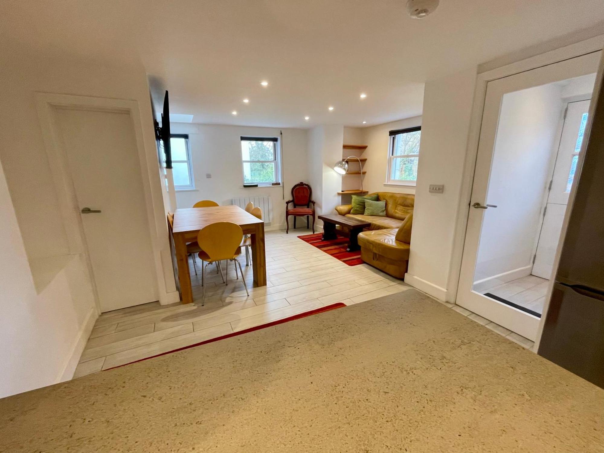 Vernon Place Town Centre, Vernon Cottage 3-Bed With Parking, 1A Vernon Court 2-Bed With Parking, 1B Studio No Parking, Off The High Street Next To Sandford Park كيلتنهام المظهر الخارجي الصورة