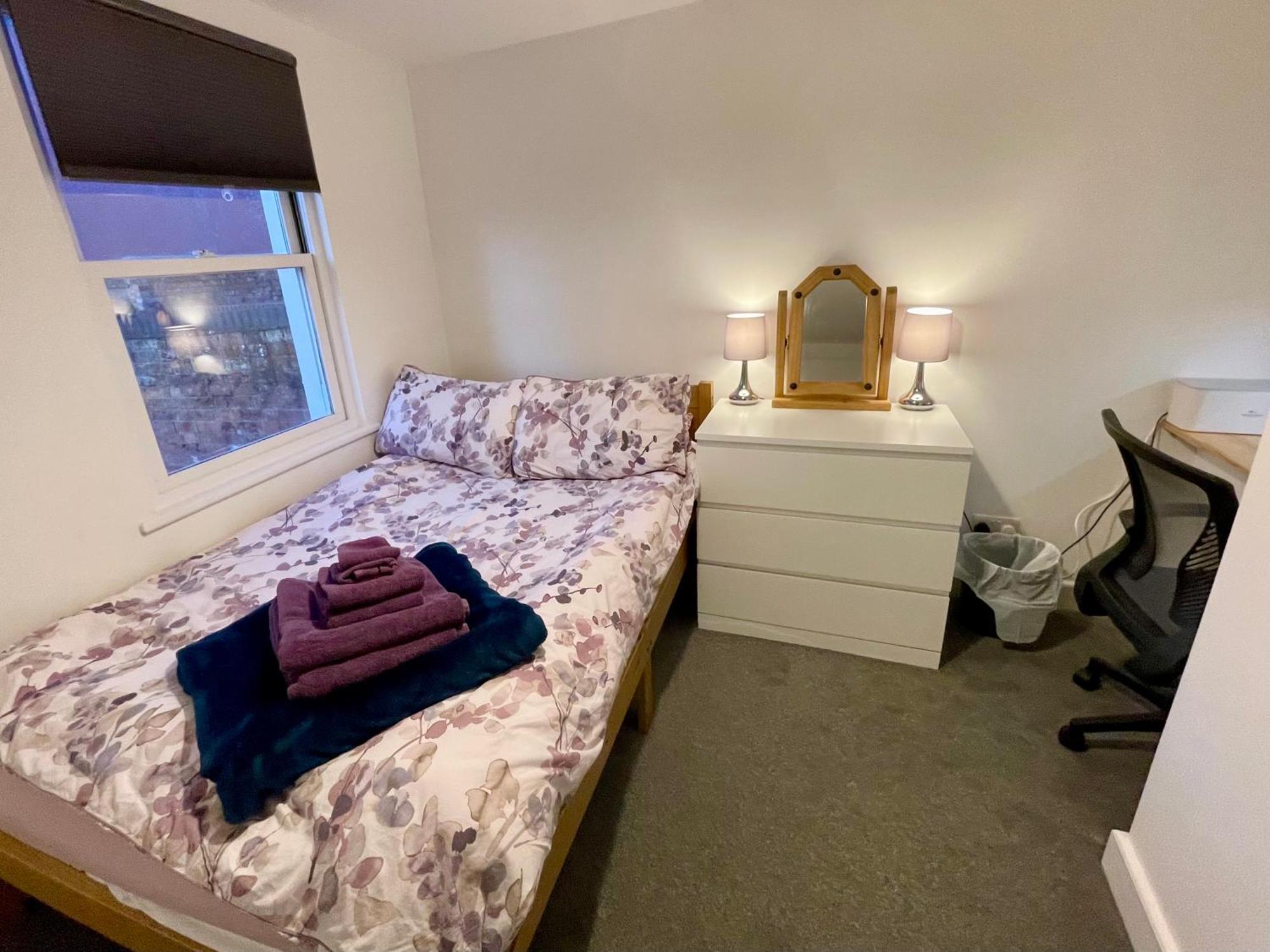 Vernon Place Town Centre, Vernon Cottage 3-Bed With Parking, 1A Vernon Court 2-Bed With Parking, 1B Studio No Parking, Off The High Street Next To Sandford Park كيلتنهام المظهر الخارجي الصورة