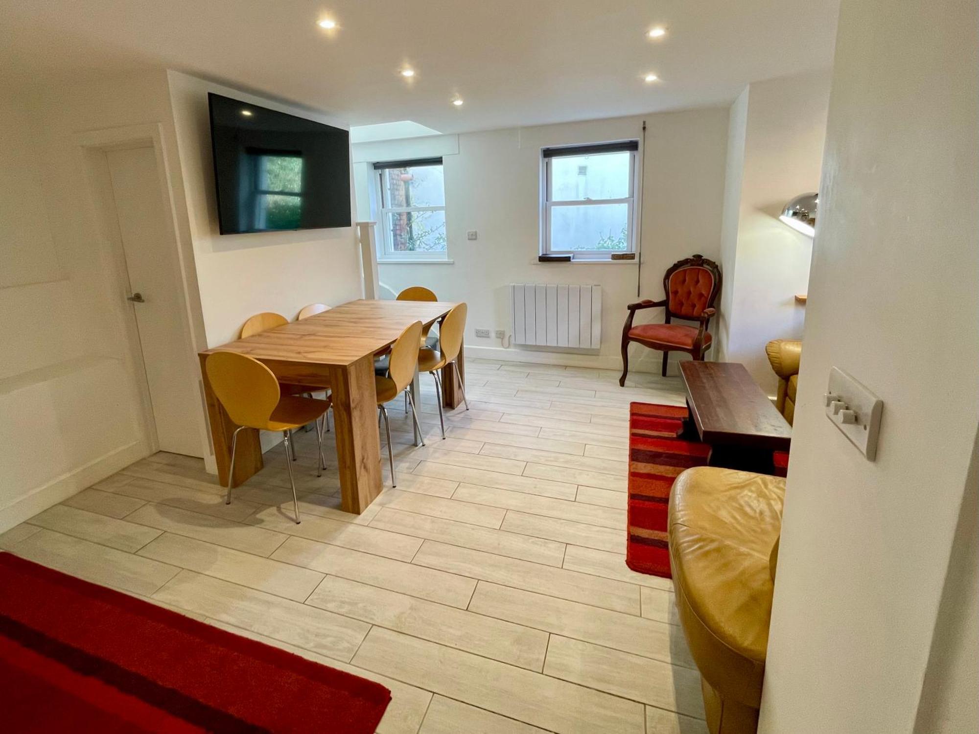Vernon Place Town Centre, Vernon Cottage 3-Bed With Parking, 1A Vernon Court 2-Bed With Parking, 1B Studio No Parking, Off The High Street Next To Sandford Park كيلتنهام المظهر الخارجي الصورة