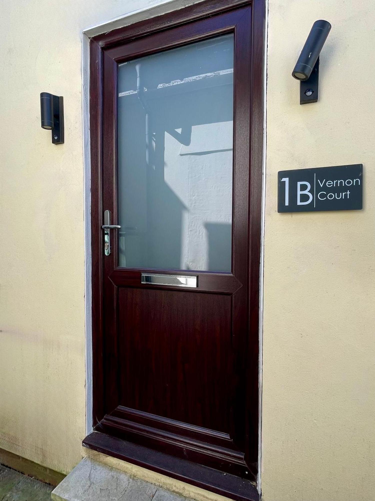 Vernon Place Town Centre, Vernon Cottage 3-Bed With Parking, 1A Vernon Court 2-Bed With Parking, 1B Studio No Parking, Off The High Street Next To Sandford Park كيلتنهام المظهر الخارجي الصورة