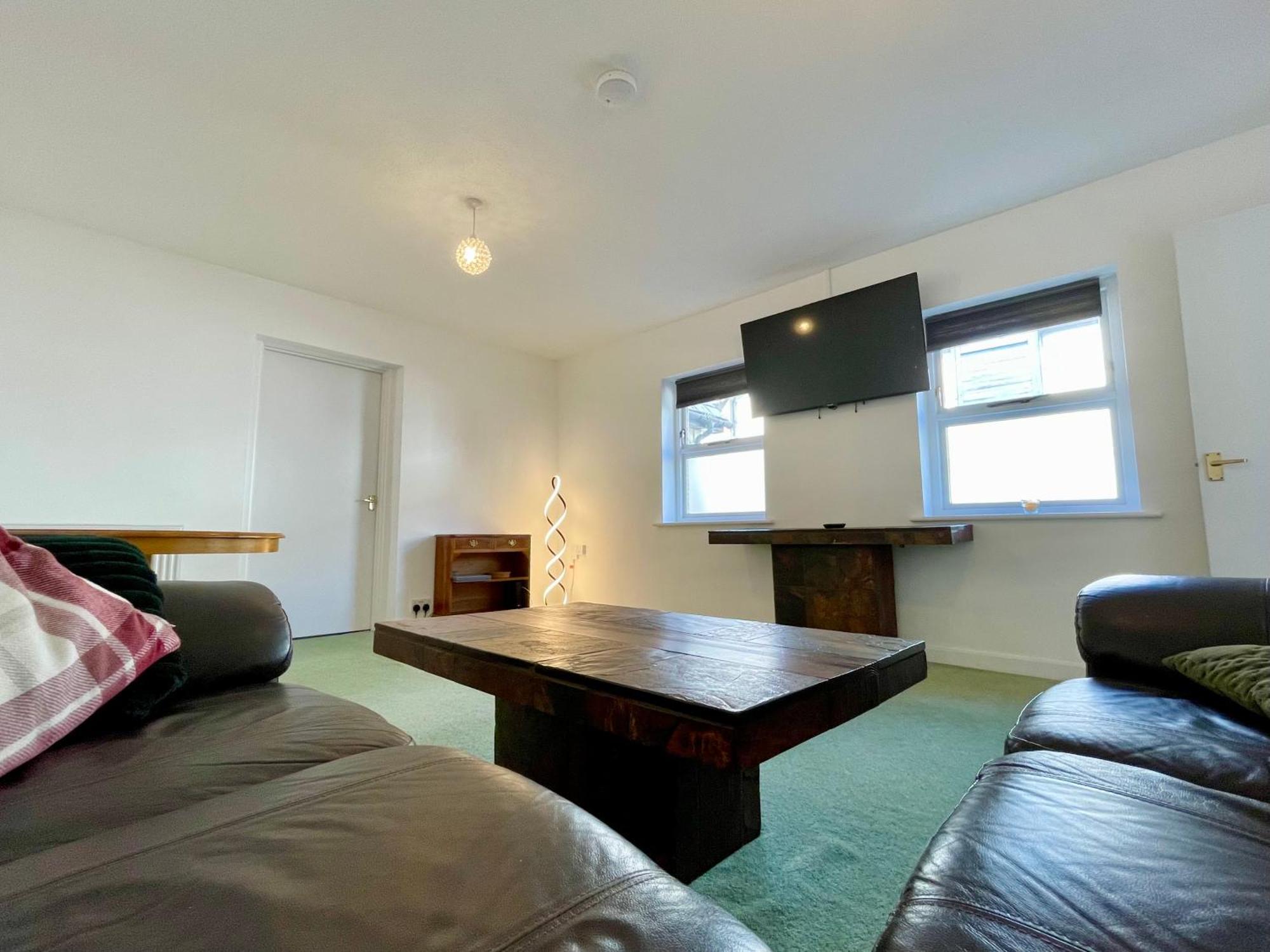 Vernon Place Town Centre, Vernon Cottage 3-Bed With Parking, 1A Vernon Court 2-Bed With Parking, 1B Studio No Parking, Off The High Street Next To Sandford Park كيلتنهام المظهر الخارجي الصورة
