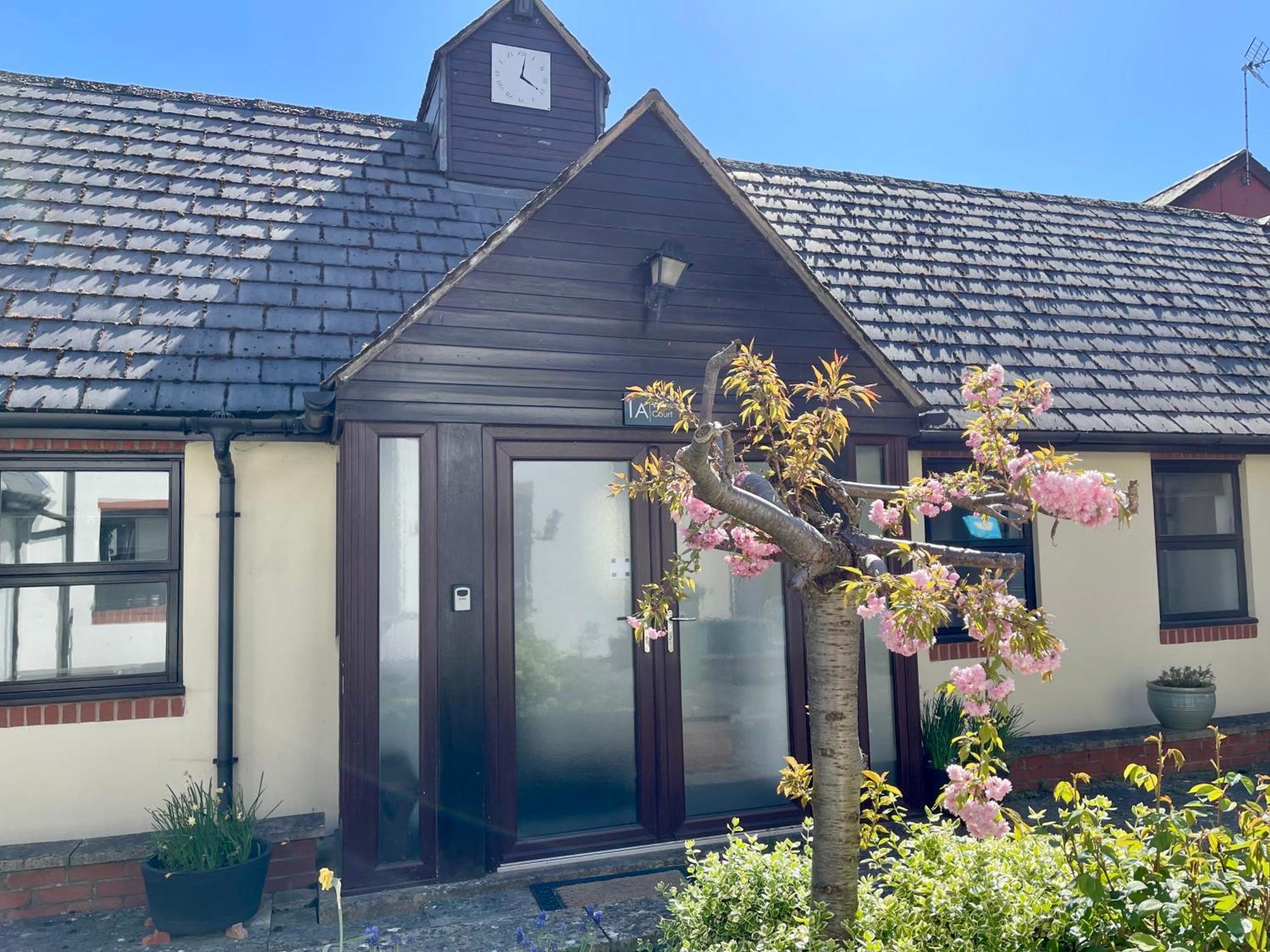 Vernon Place Town Centre, Vernon Cottage 3-Bed With Parking, 1A Vernon Court 2-Bed With Parking, 1B Studio No Parking, Off The High Street Next To Sandford Park كيلتنهام المظهر الخارجي الصورة